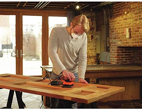 BLACK+DECKER BDEQS300 lijando mueble de madera en taller domestico de bricolaje