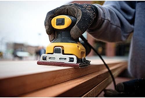 DEWALT DWE6411 preparando superficie de madera para pintar con lijado uniforme