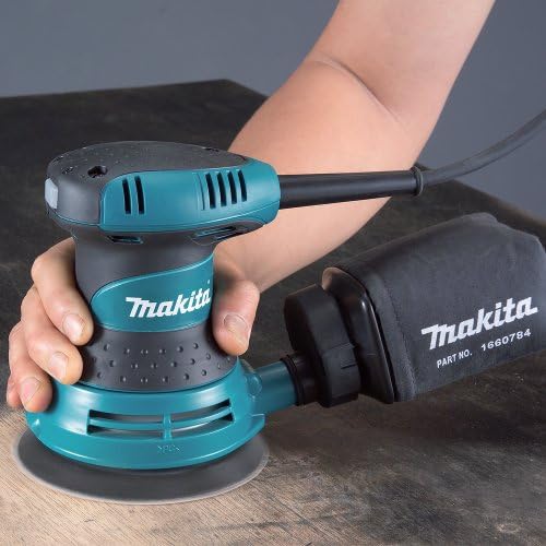 Makita BO5030K lijando superficie de madera con control de velocidad variable