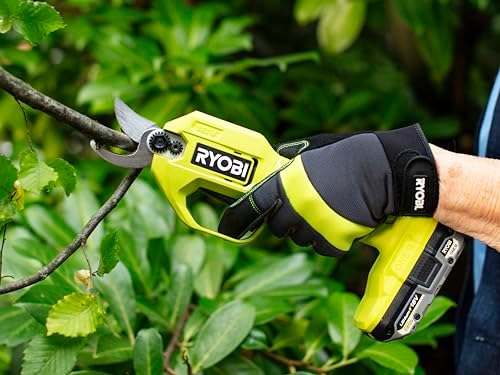Persona podando arbustos del jardín con la RYOBI RY18SCA-0 18V ONE+